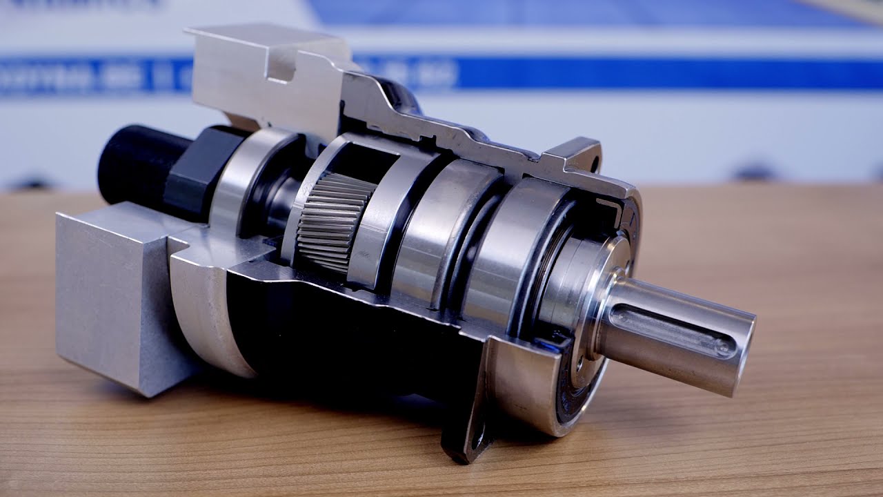 Why it is important to use a low backlash gearbox with the servo motor?