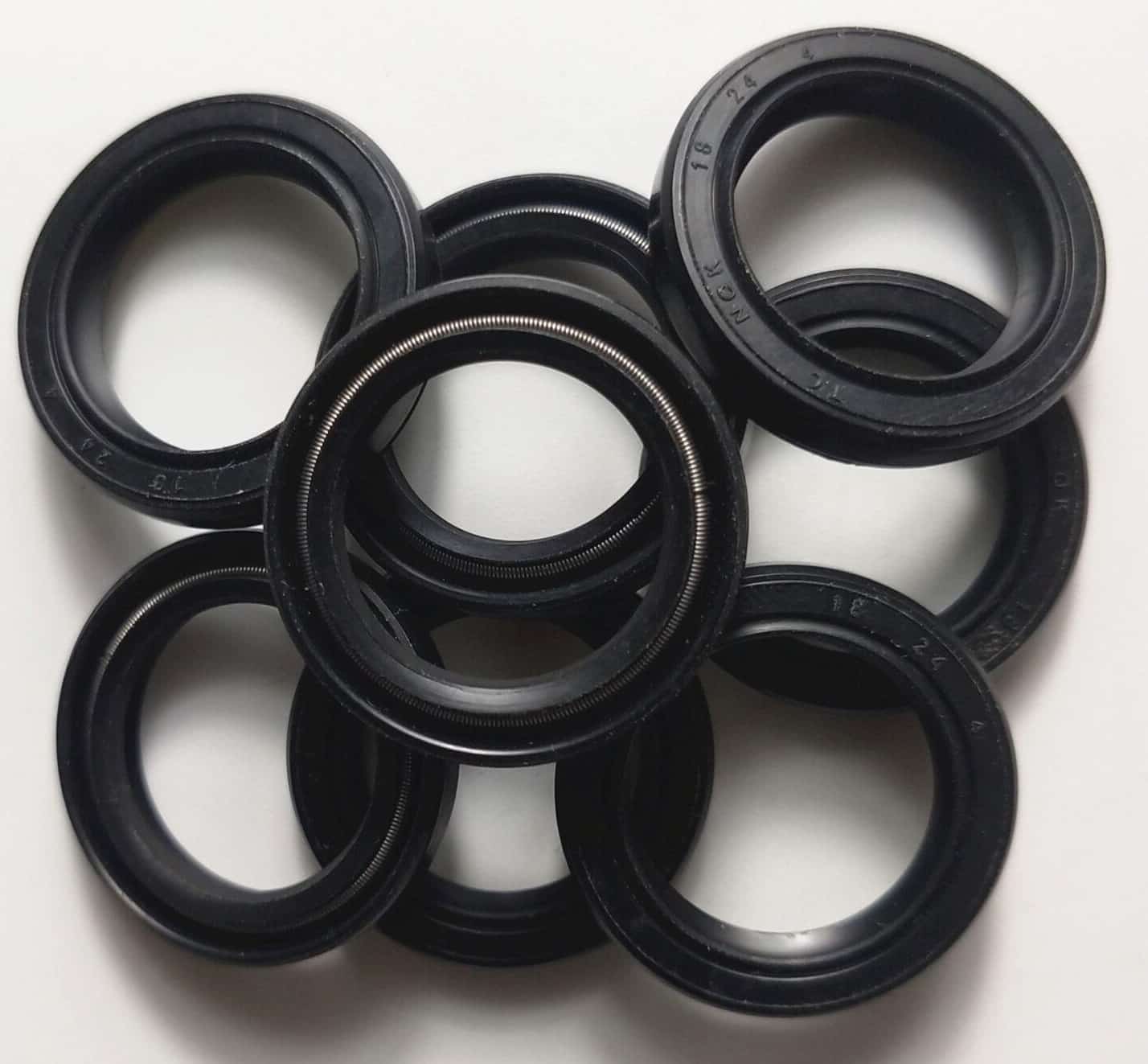 Which sealing material to choose? Gearbox seal FKM or NBR